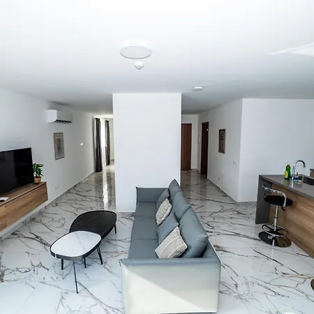 Exclusive Corner Penthouse With Terrace - By Hostmt شقة *