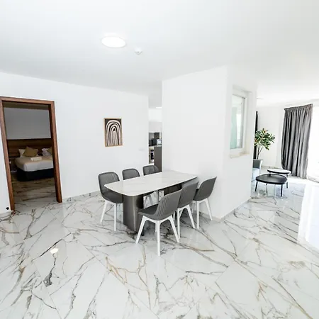 شقة Exclusive Corner Penthouse With Terrace - By Hostmt