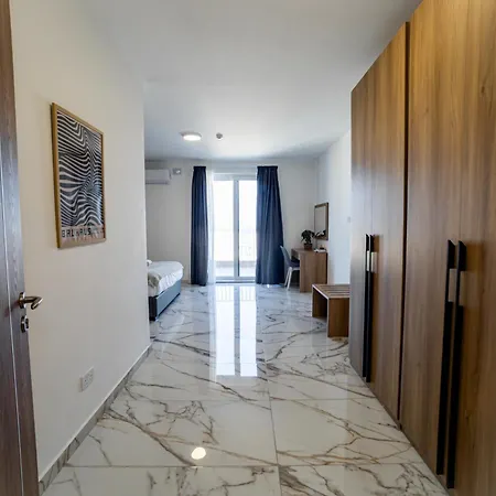 Exclusive Corner Penthouse With Terrace - By Hostmt شقة خليج سانت بول