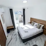 Exclusive Corner Penthouse With Terrace - By Hostmt Apartment