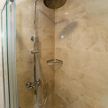 Exclusive Corner Penthouse With Terrace - By Hostmt Apartman