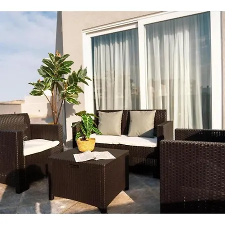 Exclusive Corner Penthouse With Terrace - By Hostmt Apartman