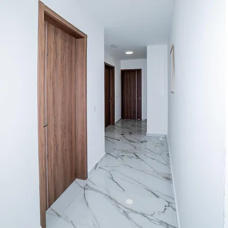 Exclusive Corner Penthouse With Terrace - By Hostmt Apartman *