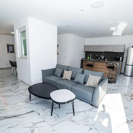 Exclusive Corner Penthouse With Terrace - By Hostmt Appartement *