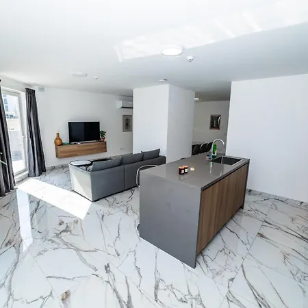 Exclusive Corner Penthouse With Terrace - By Hostmt Appartement St. Paul's Bay