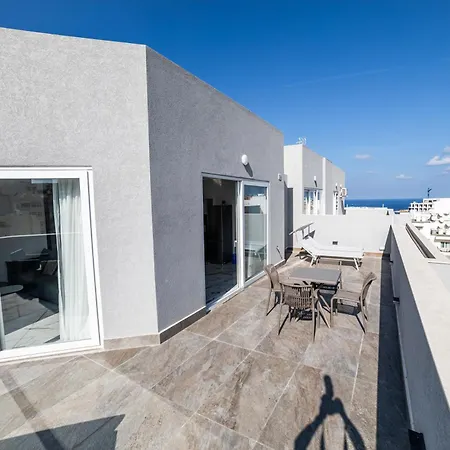 Exclusive Corner Penthouse With Terrace - By Hostmt Apartman