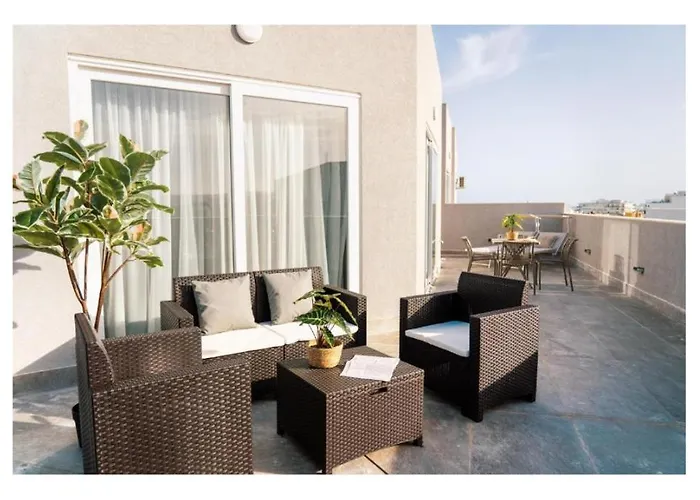 Daire Exclusive Corner Penthouse With Terrace - By Hostmt