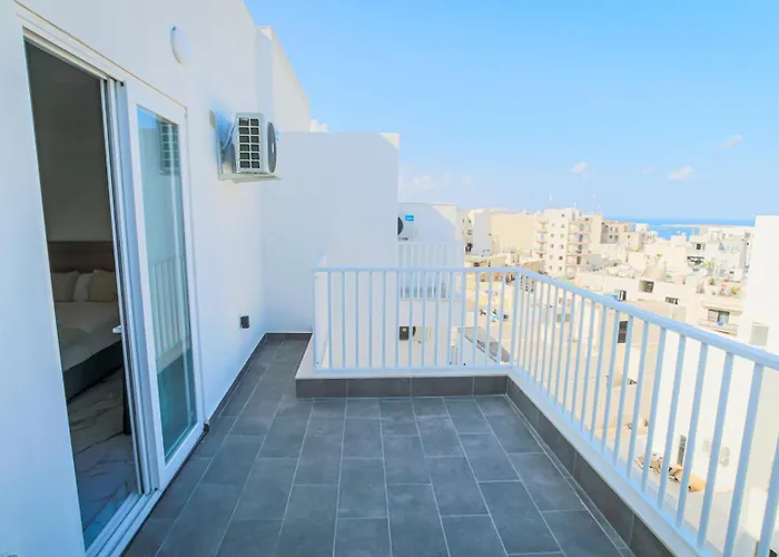 Exclusive Corner Penthouse With Terrace - By Hostmt Daire