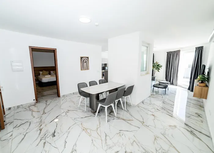 Daire Exclusive Corner Penthouse With Terrace - By Hostmt