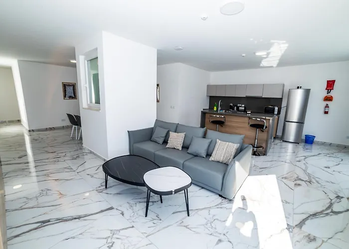 Exclusive Corner Penthouse With Terrace - By Hostmt Daire *