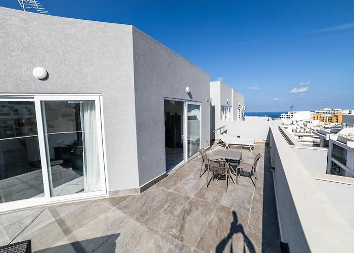 Exclusive Corner Penthouse With Terrace - By Hostmt Daire