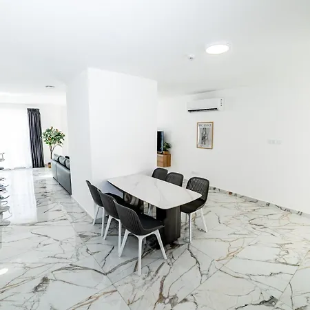 Exclusive Corner Penthouse With Terrace - By Hostmt 圣保罗湾城