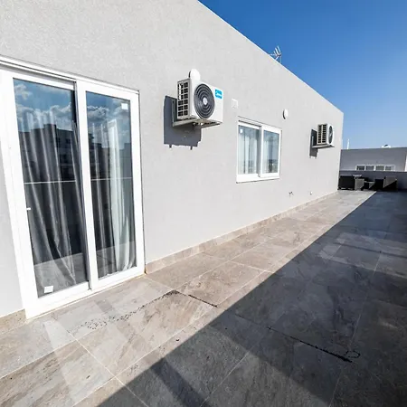 Exclusive Corner Penthouse With Terrace - By Hostmt 公寓 *